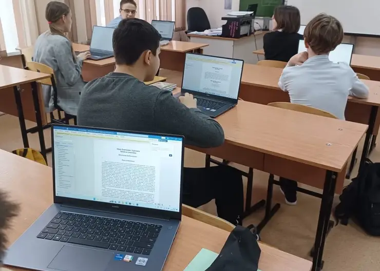15 новых ноутбуков закупили для учеников школы №81 в Красноярске