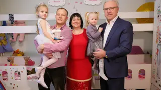 Губернатор Александр Усс помог семье с двумя приёмными детьми получить новую квартиру