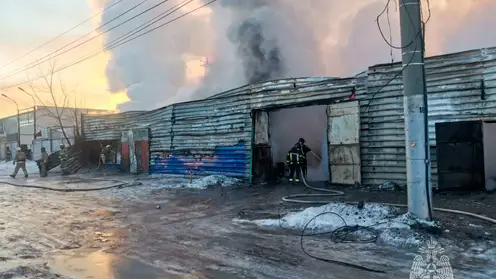 Красноярские пожарные локализовали возгорание в автосервисе по улице 60 лет Октября