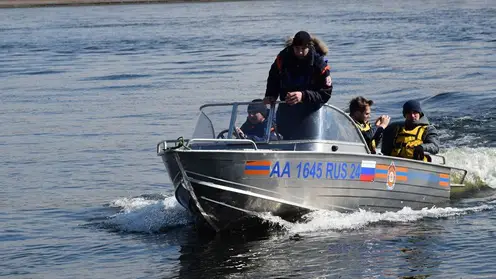 На месте опрокидывания аэролодки в Красноярском крае находилось две лодки