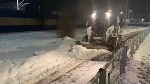 В Красноярске дорожники ликвидируют последствия снегопада