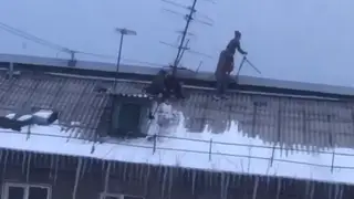 В Красноярске дети залезли на крышу многоэтажки