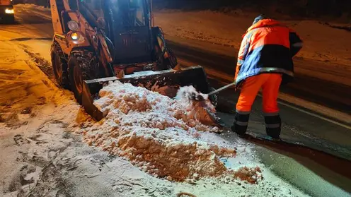 140 снегоуборочных машин вышли на ночную уборку улиц Красноярска