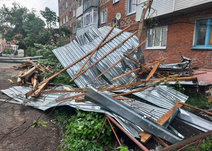 В Красноярском крае мужчина получил смертельные травмы при падении куска крыши во время урагана
