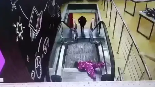 Эскалатор чуть не "зажевал" девочку в Новосибирском ТЦ
