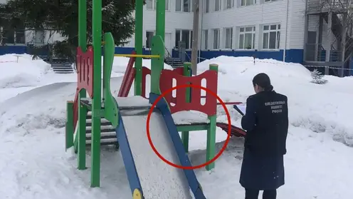 Ребенок застрял в игровом комплексе на площадке в детском саду Лесосибирска: мальчика госпитализировали с тяжелыми травмами