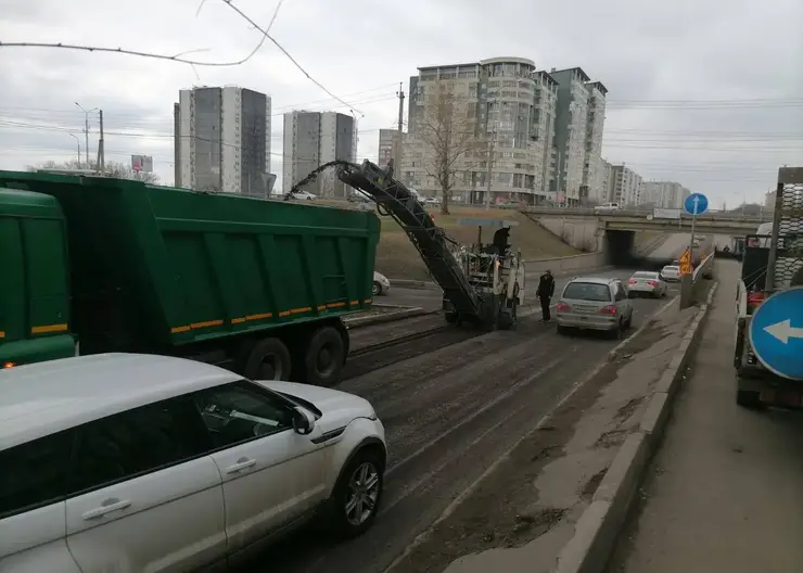 В Красноярске на Игарской и в Сибирском переулке ремонтируют дорогу