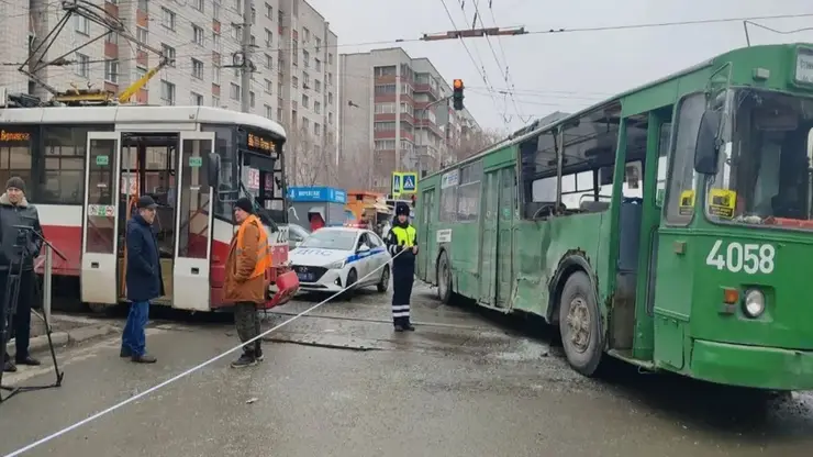 Трамвай протаранил троллейбус в Новосибирске: пострадали три человека